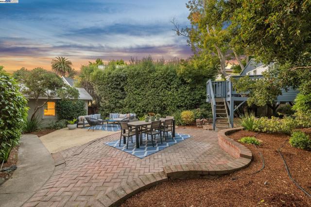 6040 LAWTON AVENUE, Oakland CA: https://media.crmls.org/mediaz/14a47e46-91b1-44dc-ac17-da5b079cb2d5.jpg