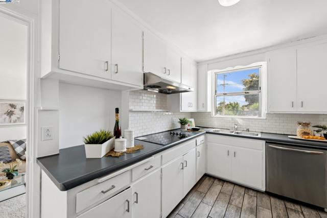 14886 Wake Ave, San Leandro CA: https://media.crmls.org/mediaz/14a4e8e2-ca58-49a1-9bc0-610638d5683c.jpg