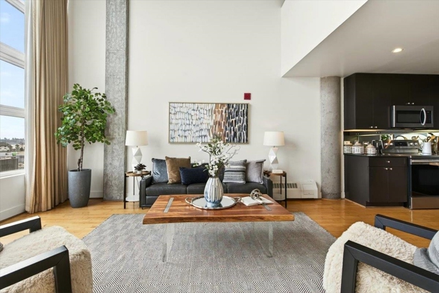 311 Oak St, Oakland CA: https://media.crmls.org/mediaz/14a5a3df-dafd-4644-a523-40b7a02de077.jpg