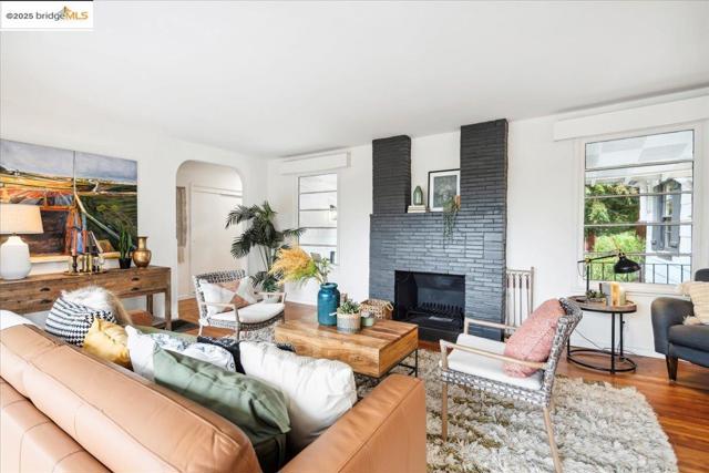 342 El Toyonal, Orinda CA: https://media.crmls.org/mediaz/14a657f8-4216-4ee2-b001-c86f8dfcfd4d.jpg