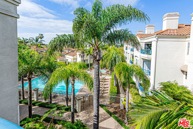 415 Townsquare Lane, Huntington Beach CA: https://media.crmls.org/mediaz/14a6776d-4ae7-45b0-9211-0b56057d7380.jpg