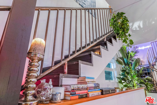 2515 Lincoln Boulevard, Venice CA: https://media.crmls.org/mediaz/14a7c1ad-29ea-404e-a320-1da4006e6695.jpg