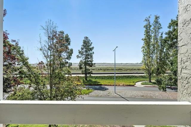 1051 Beach Park Boulevard, Foster City CA: https://media.crmls.org/mediaz/14a7cf32-55f8-4226-881f-facdc3212203.jpg