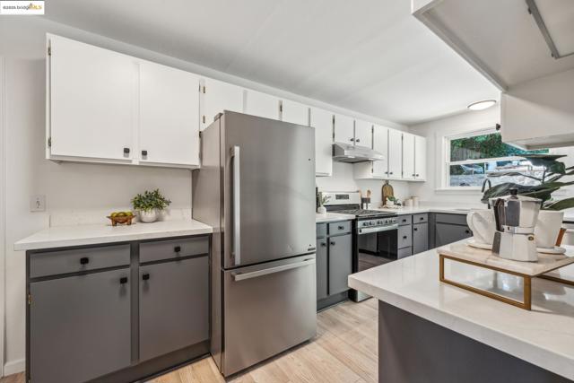 7069 Saroni Dr, Oakland CA: https://media.crmls.org/mediaz/14a7f487-1908-4322-bbb7-d576b2c5c4be.jpg