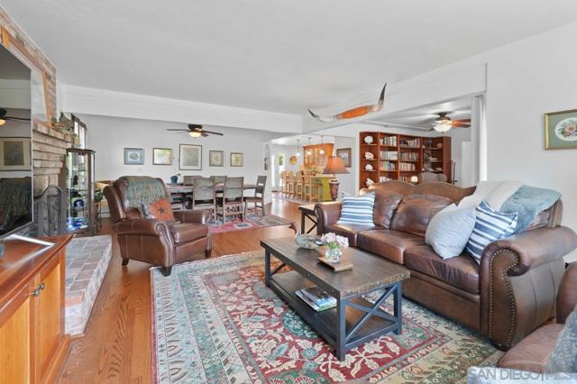 4386 Niagara Ave, San Diego CA: https://media.crmls.org/mediaz/14a8623a-c587-447d-a781-57a7c79ce438.jpg