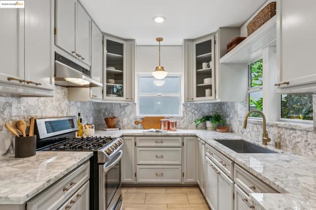 6232 Manoa St, Oakland CA: https://media.crmls.org/mediaz/14a86298-db1a-4c92-b289-869e4a6c15f7.jpg