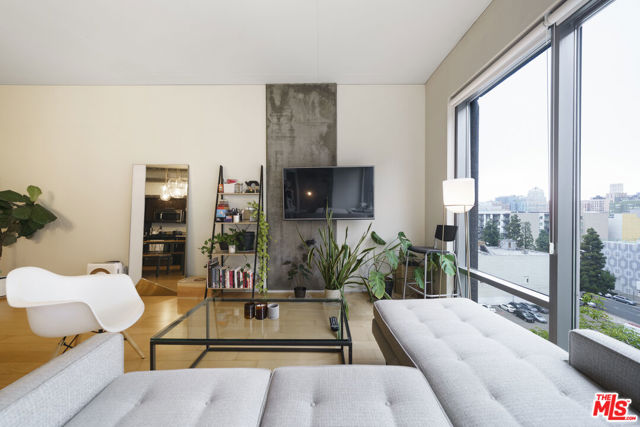 1100 S Hope Street, Los Angeles CA: https://media.crmls.org/mediaz/14a87b3a-b697-4cdd-b934-be074813e14c.jpg