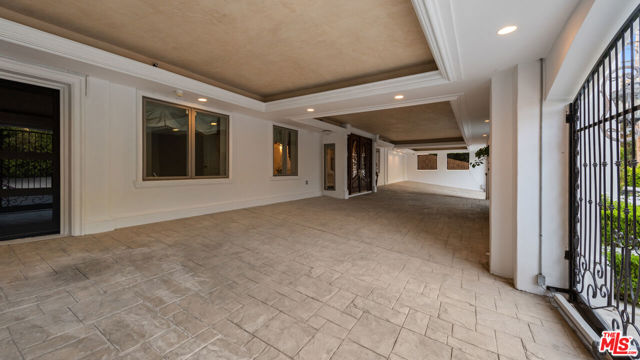 1455 Robmar Drive, Beverly Hills CA: https://media.crmls.org/mediaz/14a88b63-c9d3-477a-963b-069cc4169c97.jpg