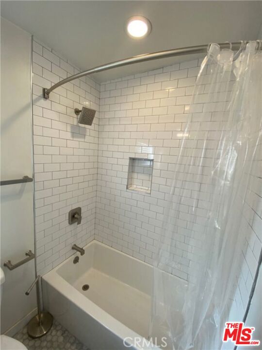 3422 Holyoke Drive, Los Angeles CA: https://media.crmls.org/mediaz/14a8a14a-5699-4839-be02-3151f77b1e9b.jpg