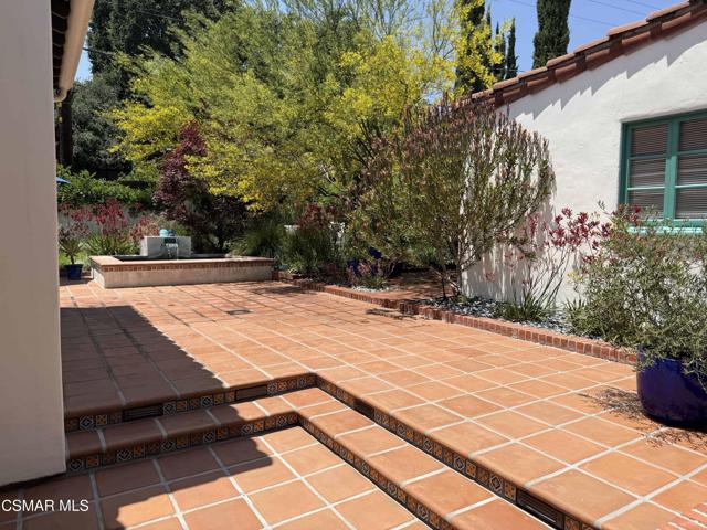 1979 Allen Avenue, Altadena CA: https://media.crmls.org/mediaz/14aa2089-dd37-45cc-b96a-966f883e7548.jpg