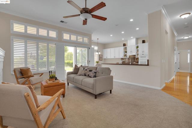 540 Central Park Pl, Brentwood CA: https://media.crmls.org/mediaz/14aa5255-66ba-485a-967f-20211e275a2a.jpg