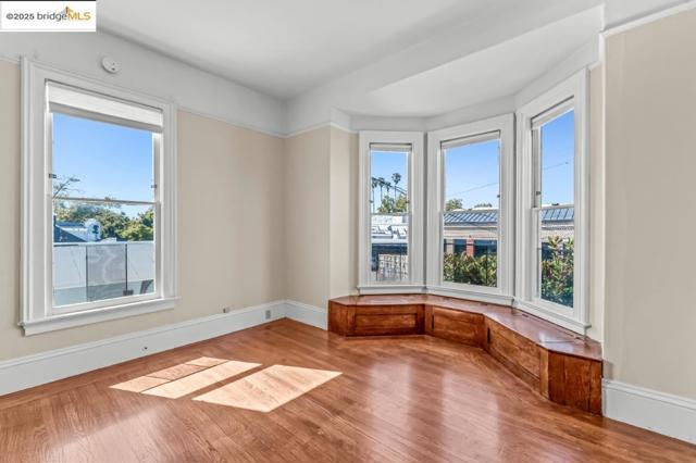 487 43Rd St, Oakland CA: https://media.crmls.org/mediaz/14abaf6b-3b07-475a-be4d-05251a8b19f0.jpg