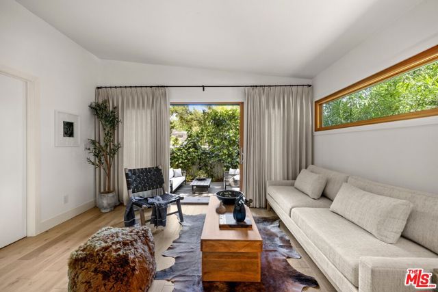 8811 Wonderland Avenue, Los Angeles CA: https://media.crmls.org/mediaz/14abc166-4182-4002-8c18-f42c63ae5682.jpg