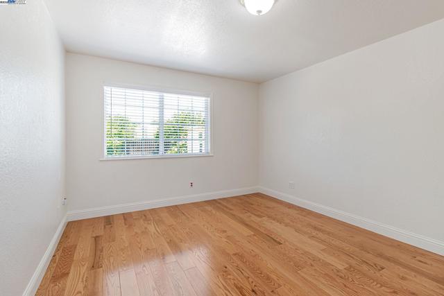 2940 Somerset Ave, Castro Valley CA: https://media.crmls.org/mediaz/14ada09e-0136-47de-be14-7ca31ad00eb0.jpg