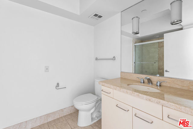13600 MARINA POINTE Drive, Marina del Rey CA: https://media.crmls.org/mediaz/14adb6ad-d4c3-4fc0-9a0b-69ce2e9f4898.jpg