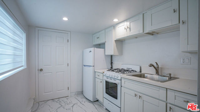 5342 Lexington Avenue, Los Angeles CA: https://media.crmls.org/mediaz/14adde16-b27e-4e26-981d-019021fac4a4.jpg