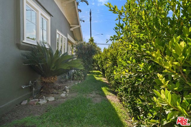 424 S Columbus Avenue, Glendale CA: https://media.crmls.org/mediaz/14af4019-aca9-49ea-8bd8-2525bd6da9e9.jpg