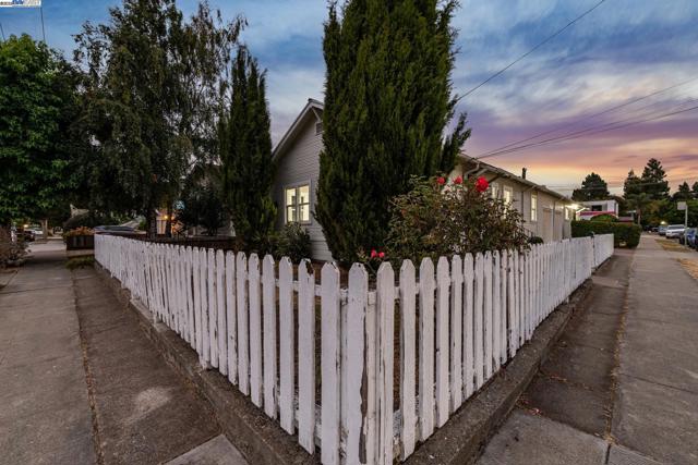 290 2Nd Ave, San Leandro CA: https://media.crmls.org/mediaz/14af8186-5ea0-421e-978f-8f00adb5a011.jpg