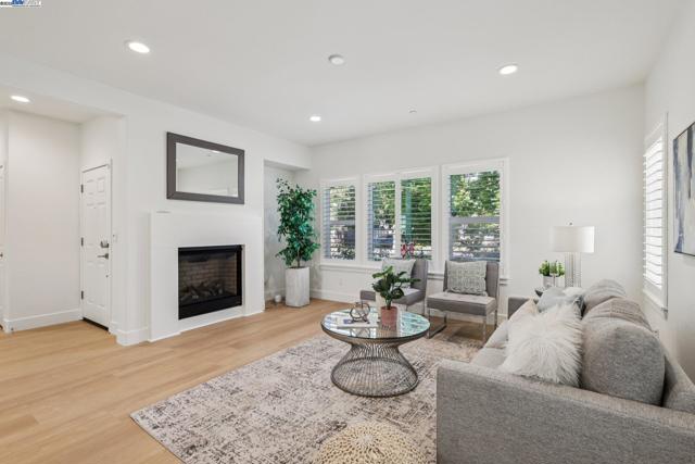 2145 Linden St, Livermore CA: https://media.crmls.org/mediaz/14b0209b-7537-4e11-8565-12d0ae2573ee.jpg