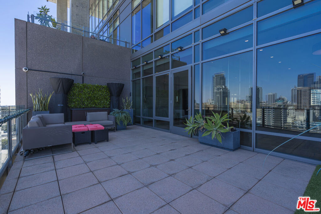 https://media.crmls.org/mediaz/14b0645b-a07a-445b-98e2-e7ec3e29758c.jpg?preset=X-Large