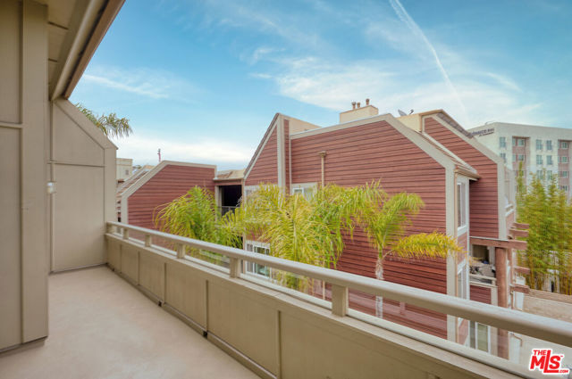 4250 Via Dolce, Marina del Rey CA: https://media.crmls.org/mediaz/14b10d27-b708-4f01-9afb-bd975b774852.jpg