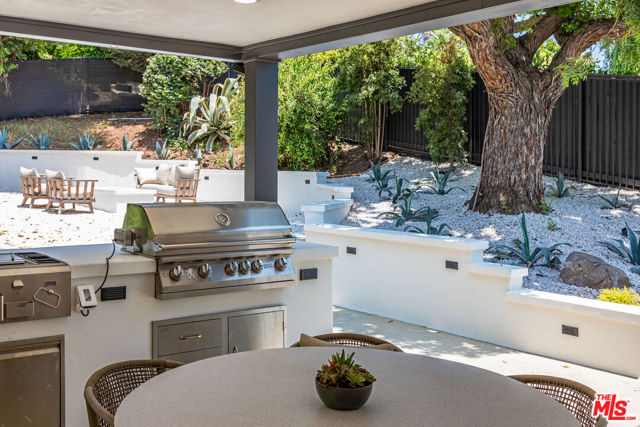 3525 Coast View Drive, Malibu CA: https://media.crmls.org/mediaz/14b1fe05-8c77-4fc9-98cb-37fed4555ee6.jpg