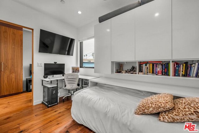 749 Oxford Ave Avenue, Venice CA: https://media.crmls.org/mediaz/14b3aee1-34d6-43e1-ac12-775c00ff890b.jpg
