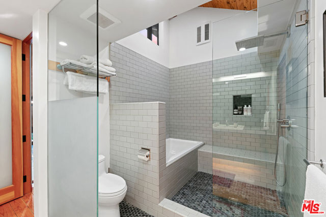 20605 Cheney Drive, Topanga CA: https://media.crmls.org/mediaz/14b41e77-7a1f-4474-a7d6-b296eec815d9.jpg