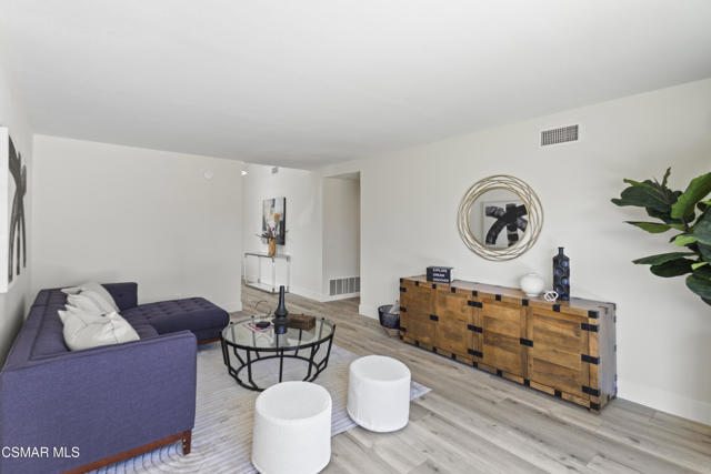 416 Camino Dos Palos, Thousand Oaks CA: https://media.crmls.org/mediaz/14b49055-aa3b-4f3b-8020-75c53979e640.jpg