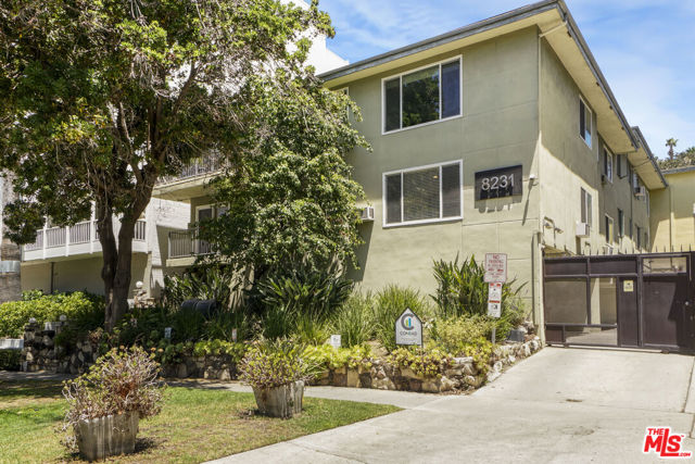 8231 De Longpre Avenue, West Hollywood CA: https://media.crmls.org/mediaz/14b4b33f-7c66-4db7-8fd0-34720f221bc5.jpg