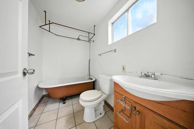 943 26th Street, Oakland CA: https://media.crmls.org/mediaz/14b4f700-e77c-48cd-9984-ce9d6a161353.jpg