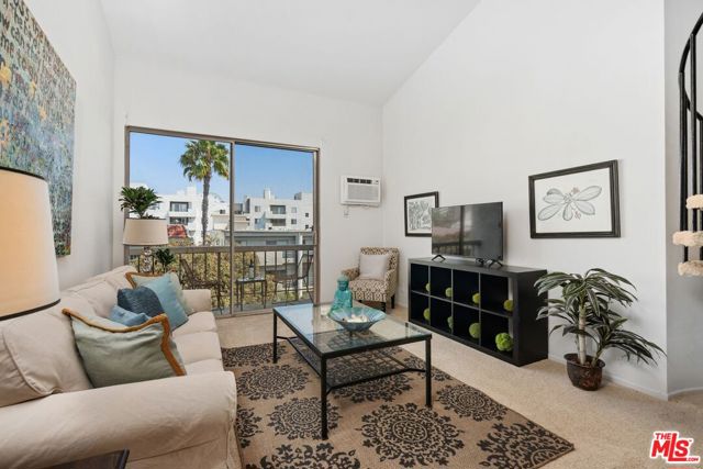 1440 Veteran Avenue, Los Angeles CA: https://media.crmls.org/mediaz/14b65f37-b13f-4974-828a-bd154d9da32e.jpg