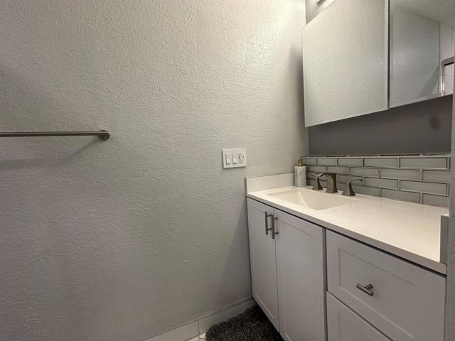 2801 N Los Felices E Circle, Palm Springs CA: https://media.crmls.org/mediaz/14b6afbe-2800-4393-8627-eda7db8368f2.jpg
