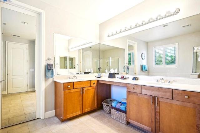 320 Oaks Bridge Pl, Pleasanton CA: https://media.crmls.org/mediaz/14b78006-58ca-48a4-b1c7-121e09bc35e1.jpg