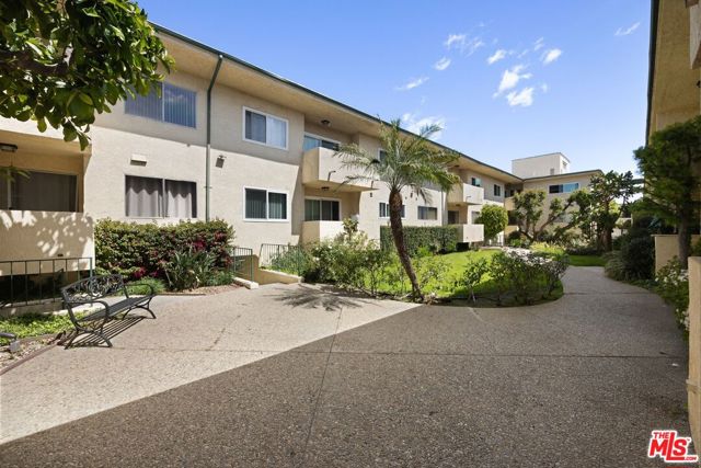 5328 Newcastle Avenue, Encino CA: https://media.crmls.org/mediaz/14b8d3e0-6482-499a-8540-296d621cdd3c.jpg