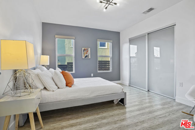 5549 Onacrest Drive, Los Angeles CA: https://media.crmls.org/mediaz/14b90c39-6bc9-435a-ba49-44b859d2e7ee.jpg