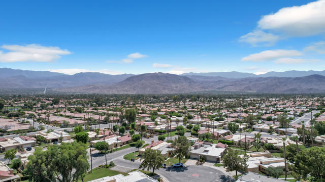 41515 Navarre Court, Palm Desert CA: https://media.crmls.org/mediaz/14b912b7-4492-4936-8ed1-470e5c58318d.jpg