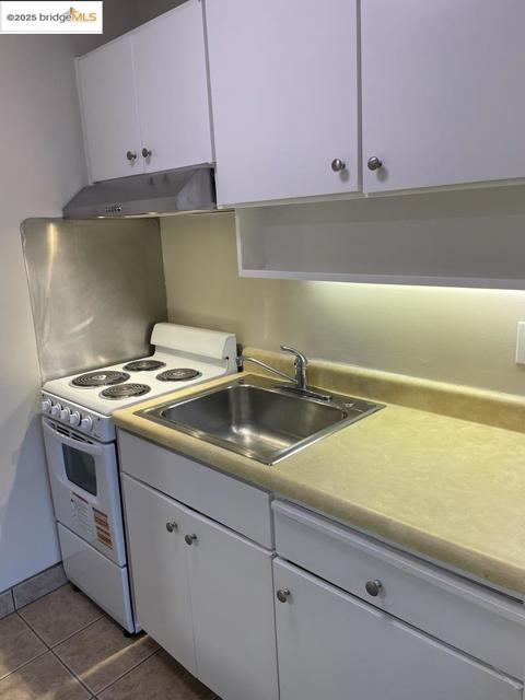 6 Captain DR, Emeryville CA: https://media.crmls.org/mediaz/14bb551c-2d1b-4a40-8355-f84df1cb4447.jpg