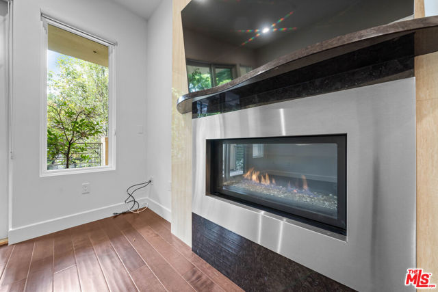 1318 Roxbury Drive, Los Angeles CA: https://media.crmls.org/mediaz/14bba872-8254-470b-831b-932a032b449f.jpg