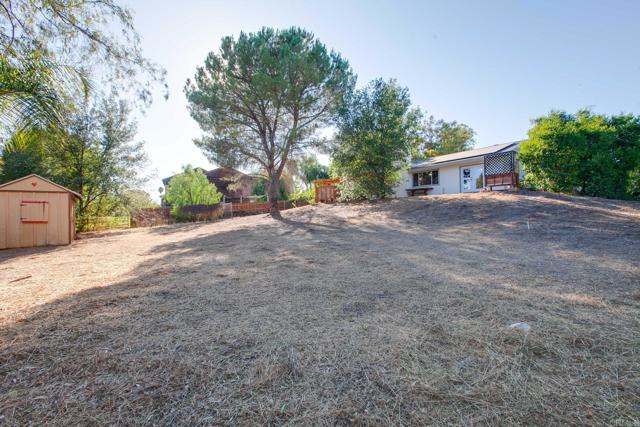 25119 Como Esta Court, Ramona CA: https://media.crmls.org/mediaz/14bbae1f-ba55-42ae-adc8-4af8dfedbfe0.jpg