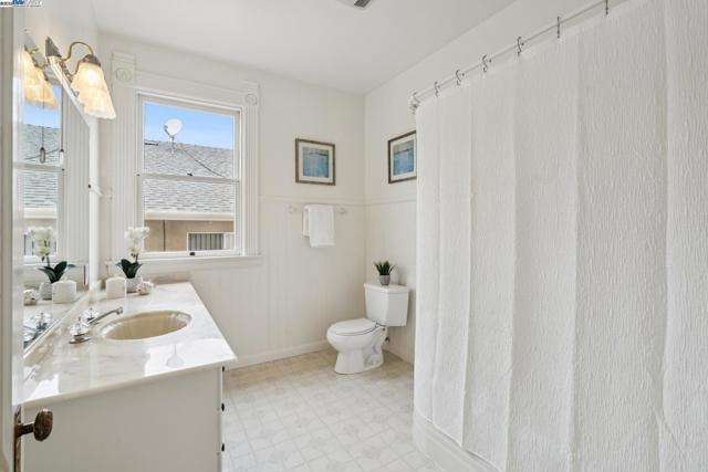 2120 Encinal Ave, Alameda CA: https://media.crmls.org/mediaz/14bc3ba3-4085-4323-b6fe-5aad19052e48.jpg