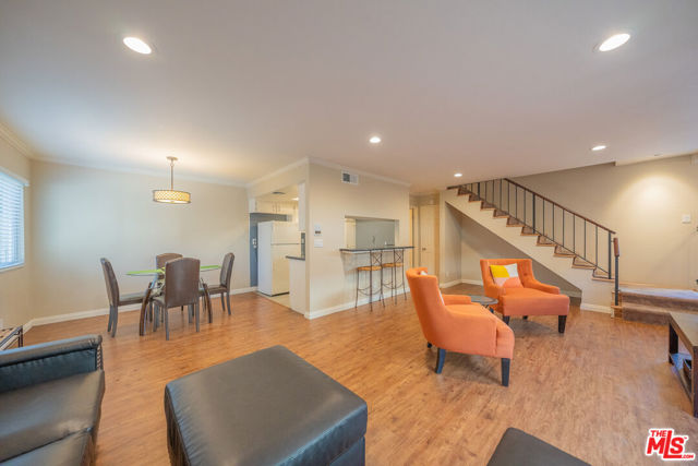 11120 Moorpark Street, 2 photo 6