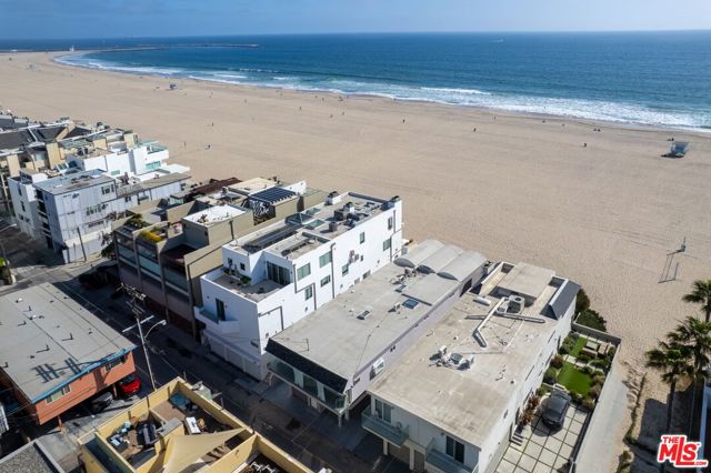 3806 Ocean Front Walk, Marina del Rey CA: https://media.crmls.org/mediaz/14bd542b-e396-4bbb-bf20-9bad4fa30b8c.jpg