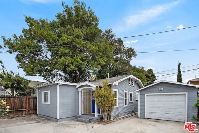 2736 S Cloverdale Avenue, Los Angeles CA: https://media.crmls.org/mediaz/14be7e28-b562-4279-99b9-55f5e9c788e2.jpg