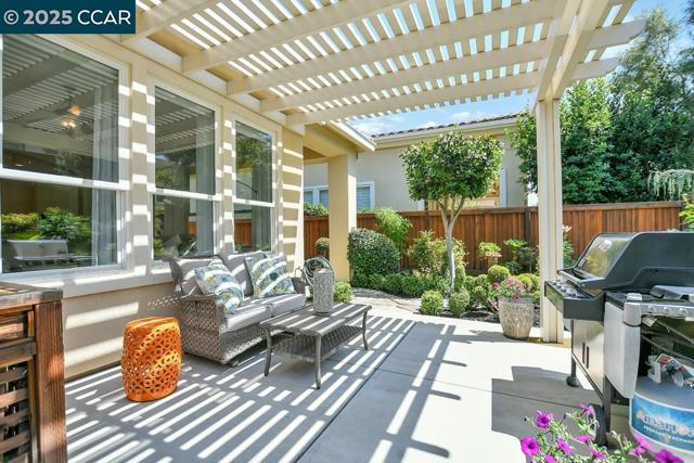 1746 Veneto Ln, Brentwood CA: https://media.crmls.org/mediaz/14bf251b-5096-4367-b898-6085fa1f8cb4.jpg