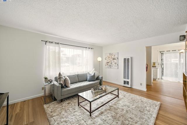 1556 Lincoln Ave, Alameda CA: https://media.crmls.org/mediaz/14bf301d-0820-47e2-93ec-64bd0287a9bf.jpg