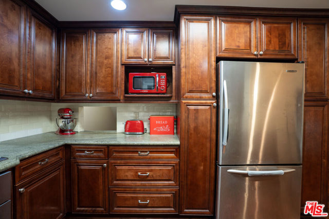 1331 N Sycamore Avenue, Los Angeles CA: https://media.crmls.org/mediaz/14c08b97-adec-4561-92af-7768276c5a4c.jpg