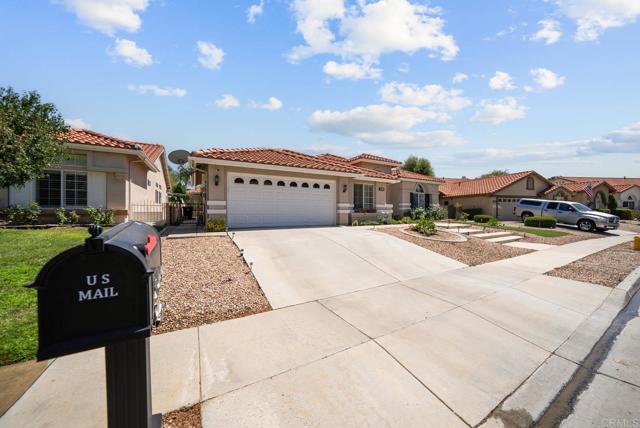 Detail Gallery Image 2 of 34 For 1999 Pecan Tree St, Hemet,  CA 92545 - 4 Beds | 2/1 Baths