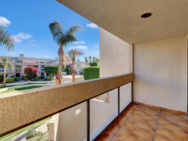 426 Village W Square, Palm Springs CA: https://media.crmls.org/mediaz/14c13a16-511a-41a5-9e14-d5bc6cdc19cb.jpg