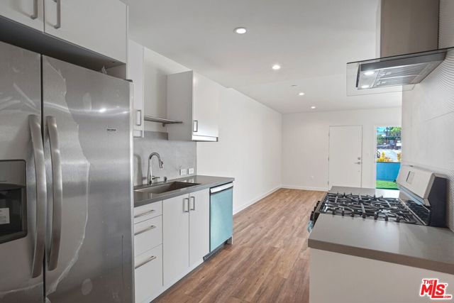 1166 S Cochran Avenue, Los Angeles CA: https://media.crmls.org/mediaz/14c16aa0-8719-46a2-ade2-f366db340c4d.jpg